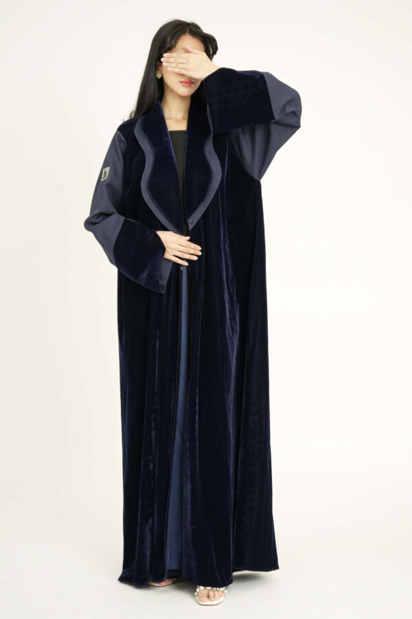 ⁦عباية بليزر مخمل كحلي بحواف كتان⁩ - الصورة ⁦4⁩