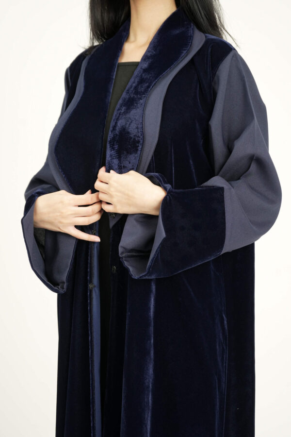 ⁦عباية بليزر مخمل كحلي بحواف كتان⁩ - الصورة ⁦3⁩