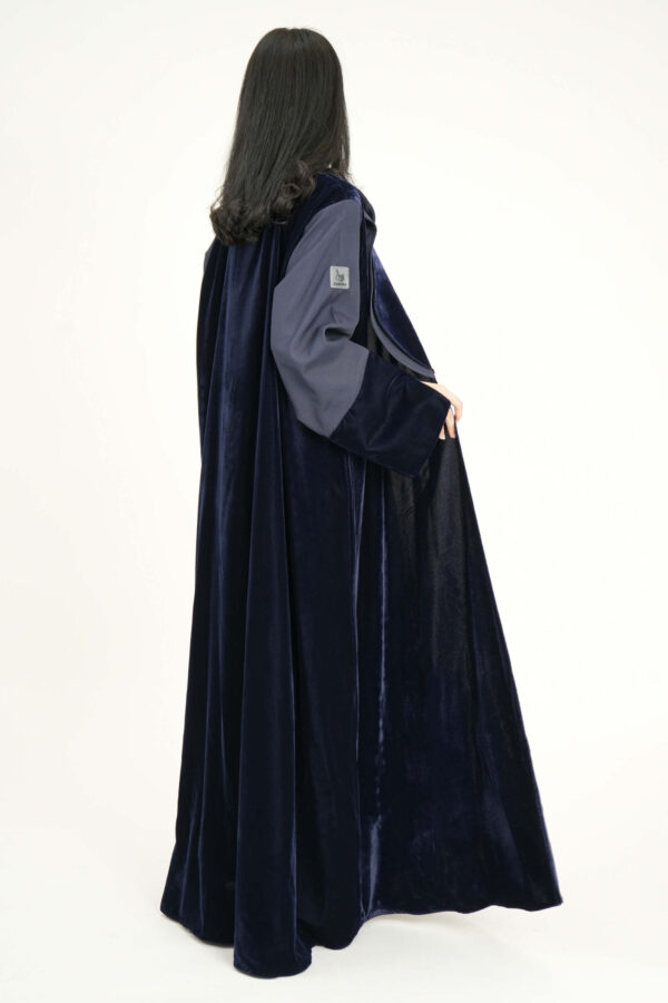 ⁦عباية بليزر مخمل كحلي بحواف كتان⁩ - الصورة ⁦2⁩