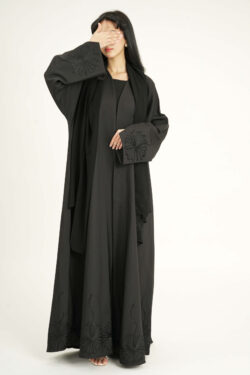 عباية راقية ربع كلوش مزينة بخيوط اسود شك جذاب على جوانب العباية والأكمام