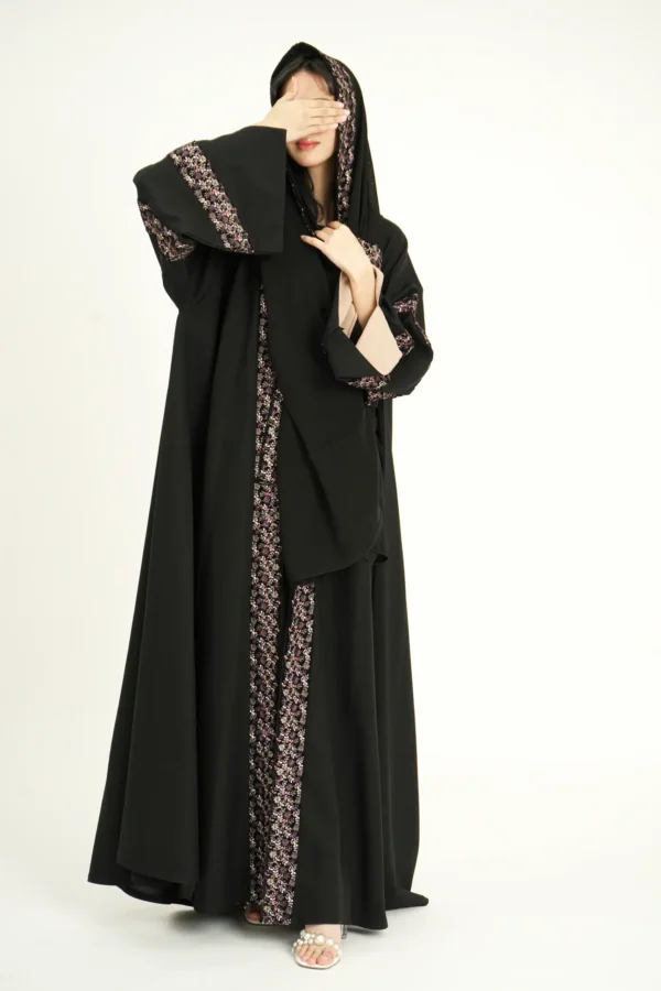 ⁦عباية كلوش بتطريز كلفه مخمل ورود ملونه نص كلوش⁩ - الصورة ⁦9⁩