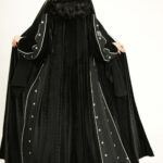 عبايه مخمل بتطرير على اجناب واكتاف بلون ابيض