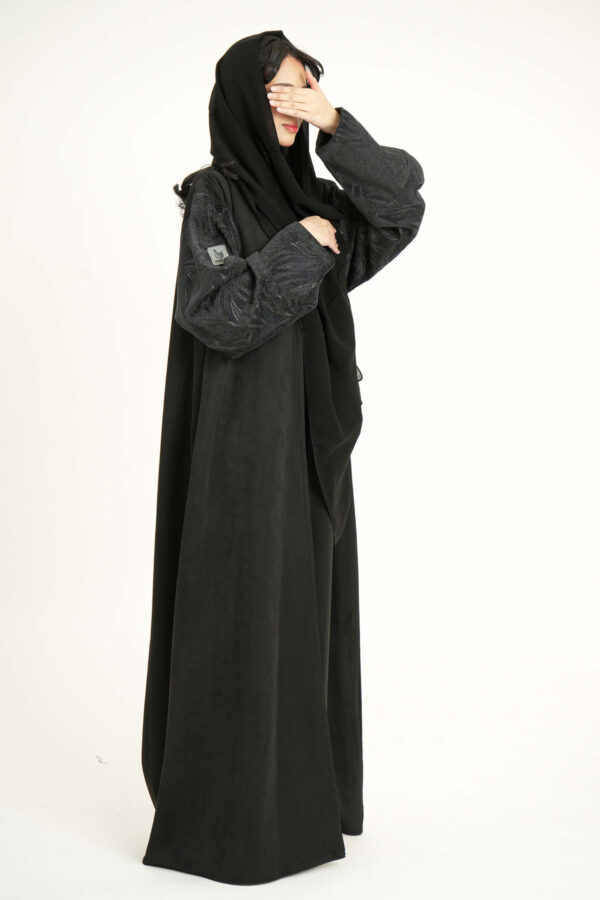 عباية بدقات بكم مفصول جاكار مشجره بالأسود