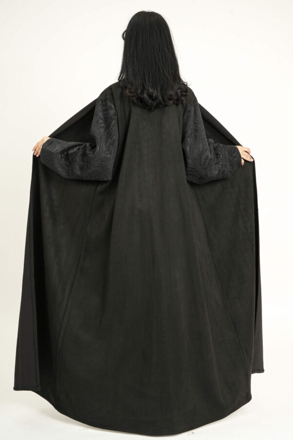 ⁦عباية بدقات بكم مفصول جاكار مشجره بالأسود⁩ - الصورة ⁦4⁩