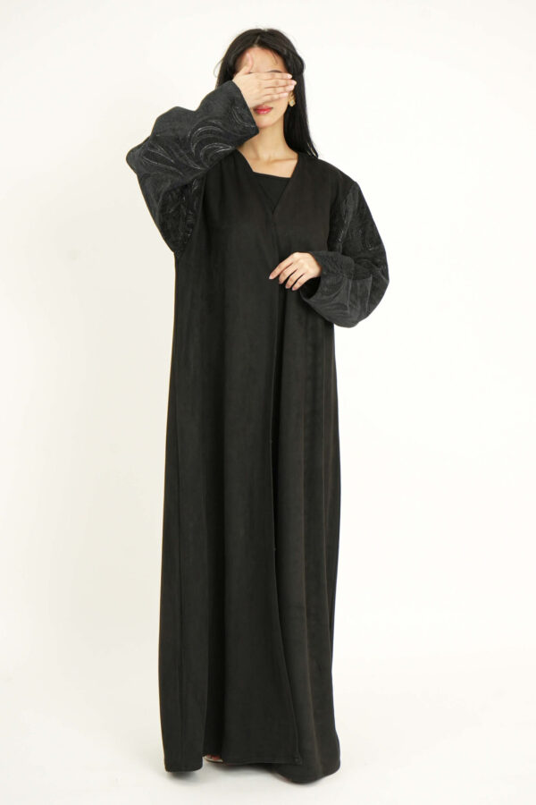 ⁦عباية بدقات بكم مفصول جاكار مشجره بالأسود⁩ - الصورة ⁦5⁩