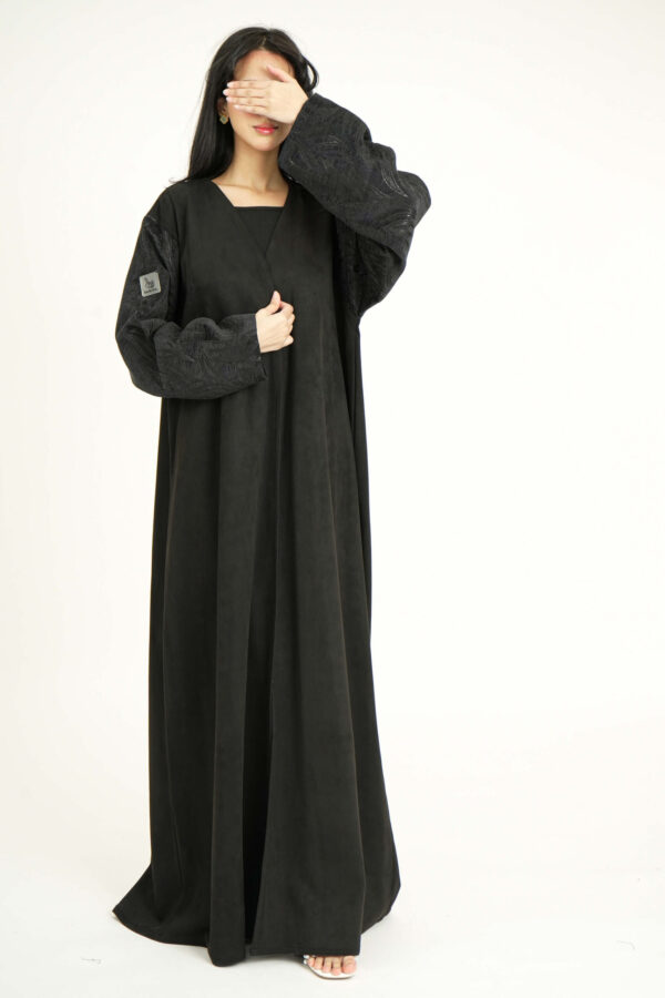 ⁦عباية بدقات بكم مفصول جاكار مشجره بالأسود⁩ - الصورة ⁦6⁩