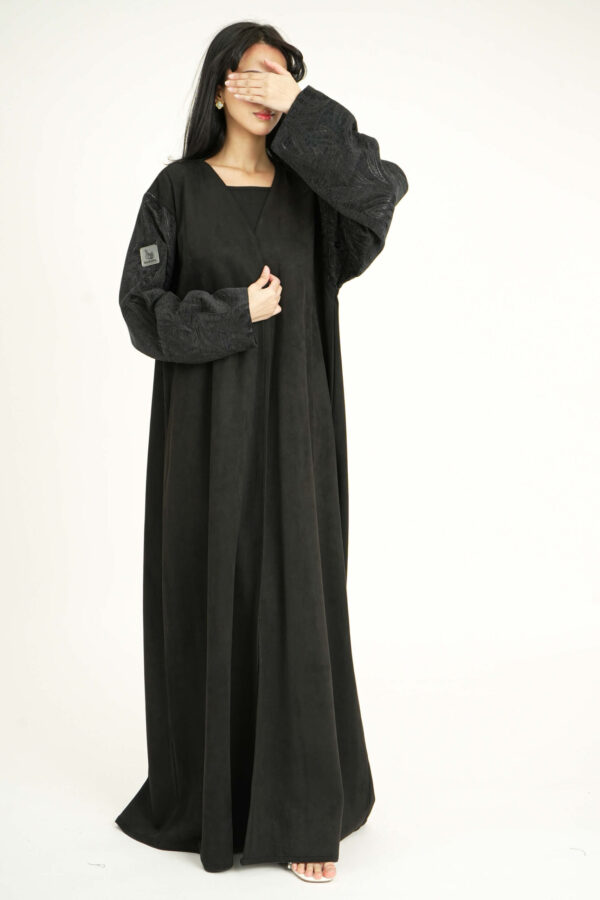 ⁦عباية بدقات بكم مفصول جاكار مشجره بالأسود⁩ - الصورة ⁦7⁩