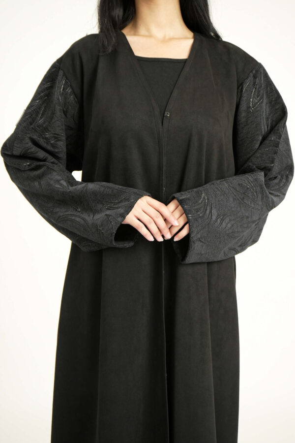 ⁦عباية بدقات بكم مفصول جاكار مشجره بالأسود⁩ - الصورة ⁦9⁩