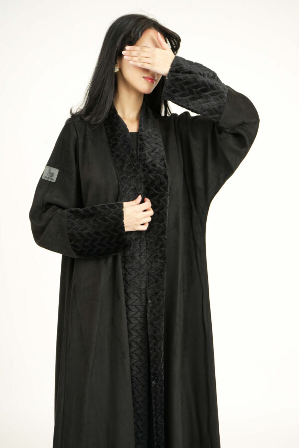 ⁦عباية شامواه بأطراف فروه شتوية⁩ - الصورة ⁦4⁩