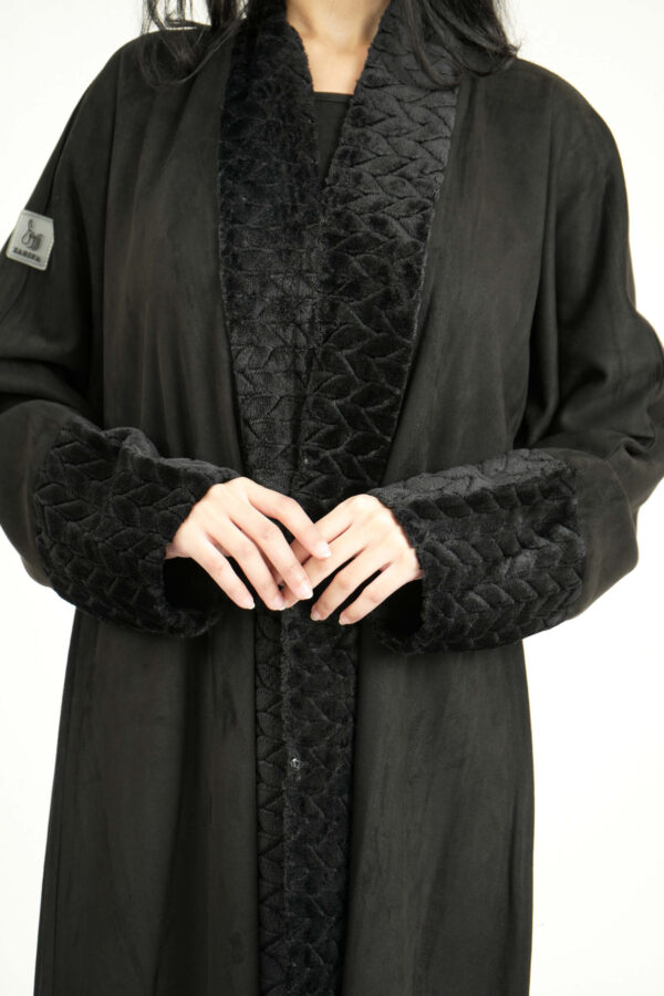 ⁦عباية شامواه بأطراف فروه شتوية⁩ - الصورة ⁦2⁩