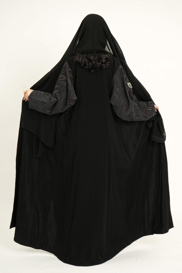 ⁦عباية بدقات بكم مفصول مشجره بالأسود و نحاسي⁩ - الصورة ⁦3⁩