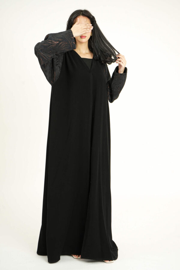 ⁦عباية بدقات بكم مفصول مشجره بالأسود و نحاسي⁩ - الصورة ⁦7⁩