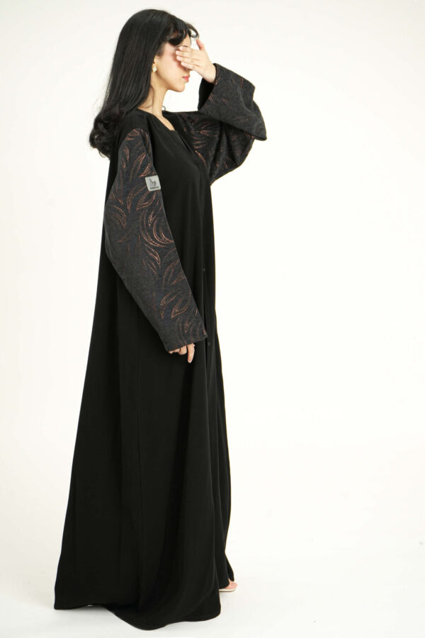 ⁦عباية بدقات بكم مفصول مشجره بالأسود و نحاسي⁩ - الصورة ⁦5⁩