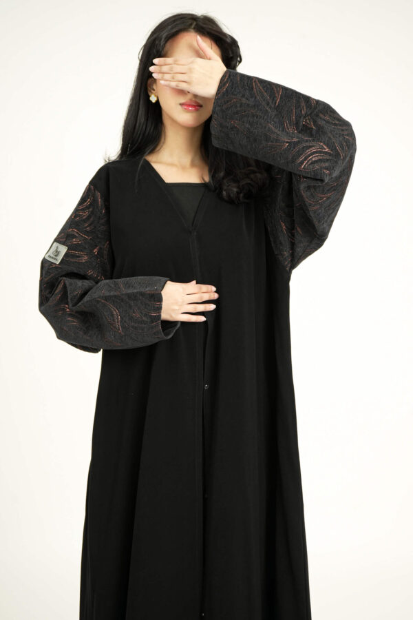 ⁦عباية بدقات بكم مفصول مشجره بالأسود و نحاسي⁩ - الصورة ⁦2⁩