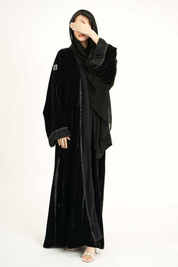 ⁦عباية مخمل مندمج بكلفه كسر اسود من اكمام و امام⁩ - الصورة ⁦4⁩