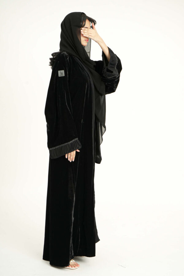 ⁦عباية مخمل مندمج بكلفه كسر اسود من اكمام و امام⁩ - الصورة ⁦5⁩