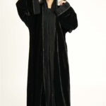 عباية مخمل مندمج بكلفه كسر اسود من اكمام و امام