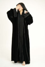 عباية مخمل مندمج بكلفه كسر اسود من اكمام و امام