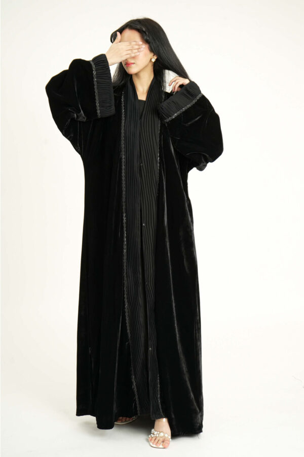 ⁦عباية مخمل مندمج بكلفه كسر اسود من اكمام و امام⁩ - الصورة ⁦6⁩