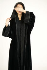 ⁦عباية مخمل مندمج بكلفه كسر اسود من اكمام و امام⁩ - الصورة ⁦2⁩