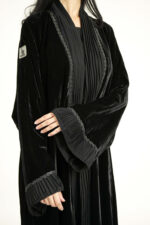 ⁦عباية مخمل مندمج بكلفه كسر اسود من اكمام و امام⁩ - الصورة ⁦7⁩