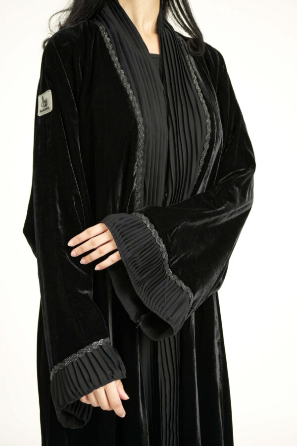 ⁦عباية مخمل مندمج بكلفه كسر اسود من اكمام و امام⁩ - الصورة ⁦7⁩