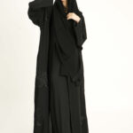 عباية بلاك مطرزه بدقات ورود من الاطراف