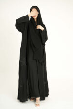 عباية بلاك مطرزه بدقات ورود من الاطراف