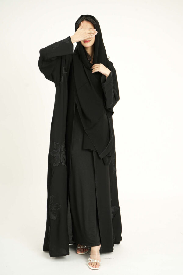 ⁦عباية بلاك مطرزه بدقات ورود من الاطراف⁩ - الصورة ⁦7⁩