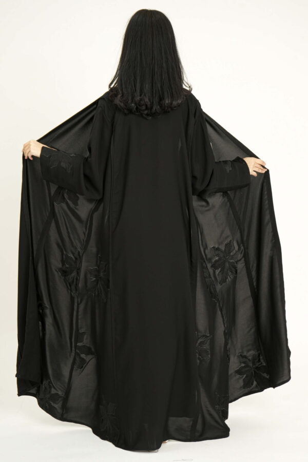⁦عباية بلاك مطرزه بدقات ورود من الاطراف⁩ - الصورة ⁦6⁩