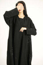 ⁦عباية بلاك مطرزه بدقات ورود من الاطراف⁩ - الصورة ⁦2⁩