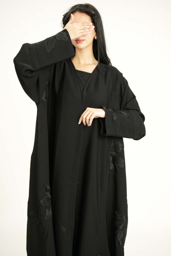 ⁦عباية بلاك مطرزه بدقات ورود من الاطراف⁩ - الصورة ⁦2⁩