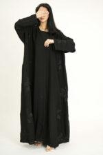 ⁦عباية بلاك مطرزه بدقات ورود من الاطراف⁩ - الصورة ⁦4⁩