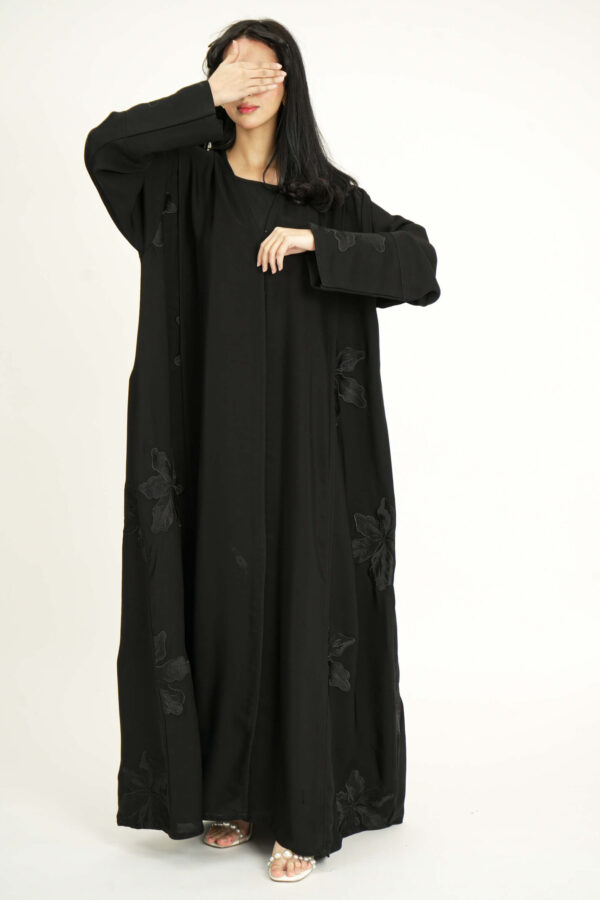 ⁦عباية بلاك مطرزه بدقات ورود من الاطراف⁩ - الصورة ⁦4⁩