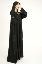 ⁦عباية بلاك مطرزه بدقات ورود من الاطراف⁩ - الصورة ⁦5⁩