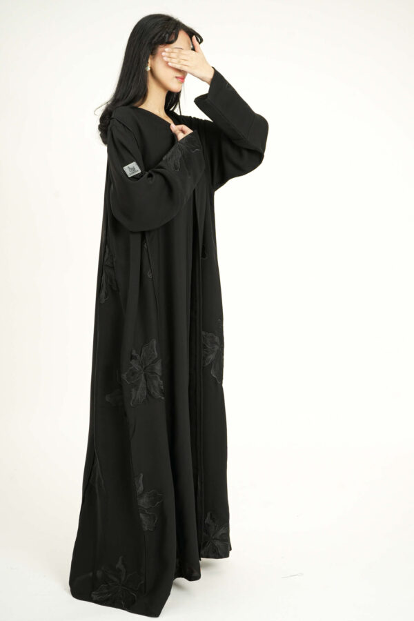 ⁦عباية بلاك مطرزه بدقات ورود من الاطراف⁩ - الصورة ⁦5⁩