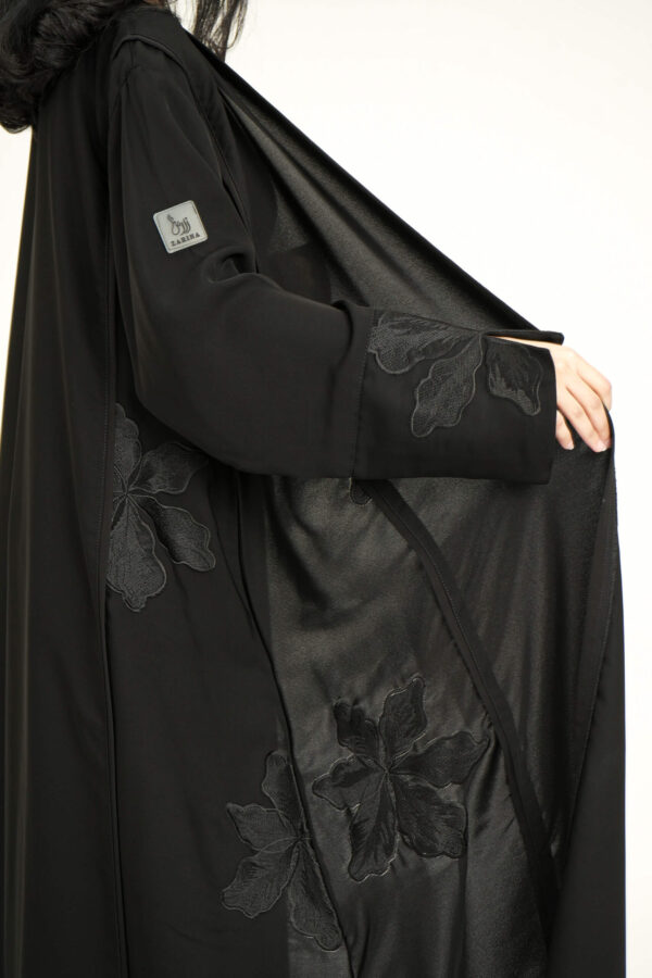 ⁦عباية بلاك مطرزه بدقات ورود من الاطراف⁩ - الصورة ⁦3⁩