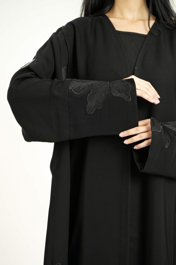 عباية بلاك مطرزه بدقات ورود من الاطراف