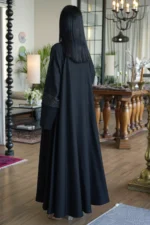 ⁦عبايه كلوش بكم طي و خطوط بلون ابيض من امام⁩ - الصورة ⁦14⁩