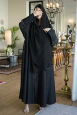 ⁦عبايه كلوش بكم طي و خطوط بلون ابيض من امام⁩ - الصورة ⁦13⁩