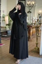 ⁦عبايه كلوش بكم طي و خطوط بلون ابيض من امام⁩ - الصورة ⁦11⁩