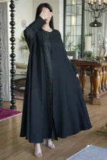 ⁦عبايه كلوش بكم طي و خطوط بلون ابيض من امام⁩ - الصورة ⁦9⁩