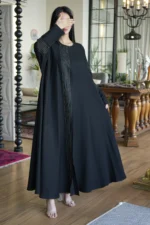 ⁦عبايه كلوش بكم طي و خطوط بلون ابيض من امام⁩ - الصورة ⁦7⁩