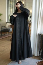 ⁦عبايه كلوش بكم طي و خطوط بلون ابيض من امام⁩ - الصورة ⁦3⁩