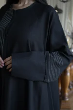 ⁦عبايه كلوش بكم طي و خطوط بلون ابيض من امام⁩ - الصورة ⁦5⁩