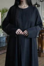 ⁦عبايه كلوش بكم طي و خطوط بلون ابيض من امام⁩ - الصورة ⁦16⁩