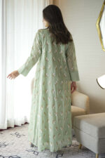 ⁦جلابية تيفاني بدقات ورود ذهبي وابيض⁩ - الصورة ⁦6⁩