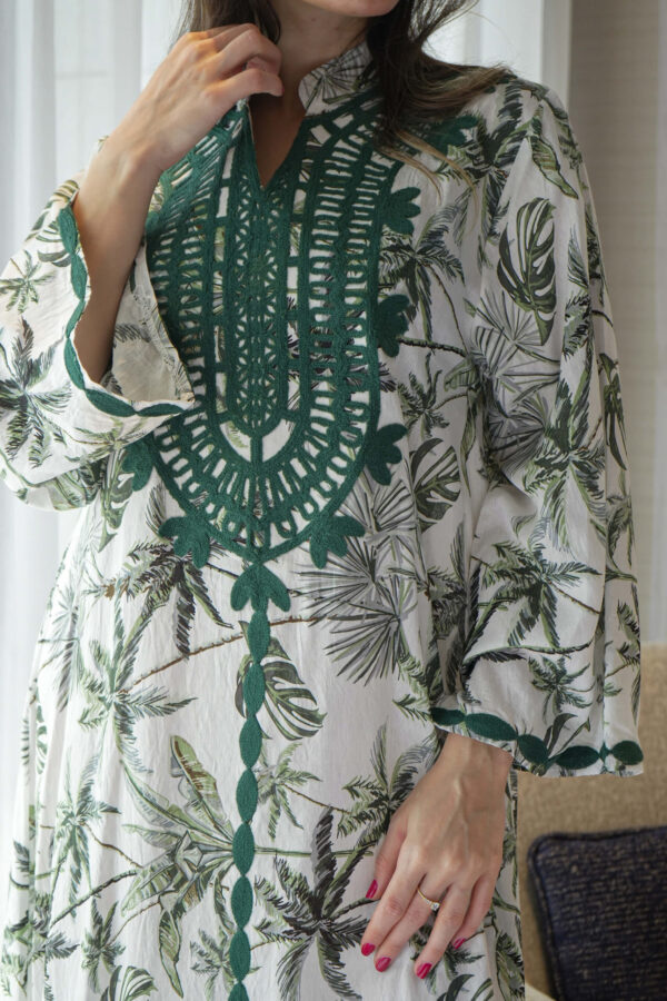 ⁦جلابيه لياقة اخضر مزينه بشريط من حلق و اكمام⁩ - الصورة ⁦2⁩