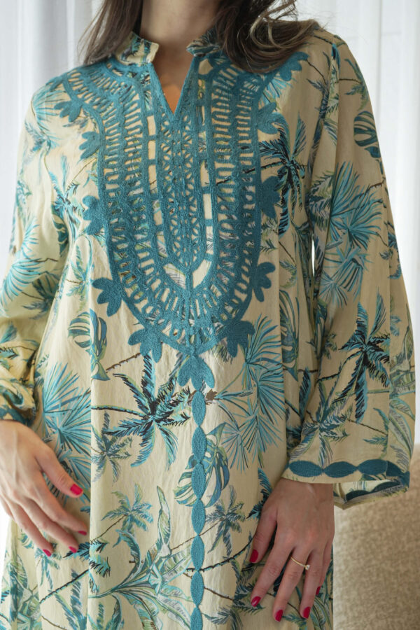 ⁦جلابيه لياقة تركواز مزينه بشريط من حلق و اكمام⁩ - الصورة ⁦10⁩