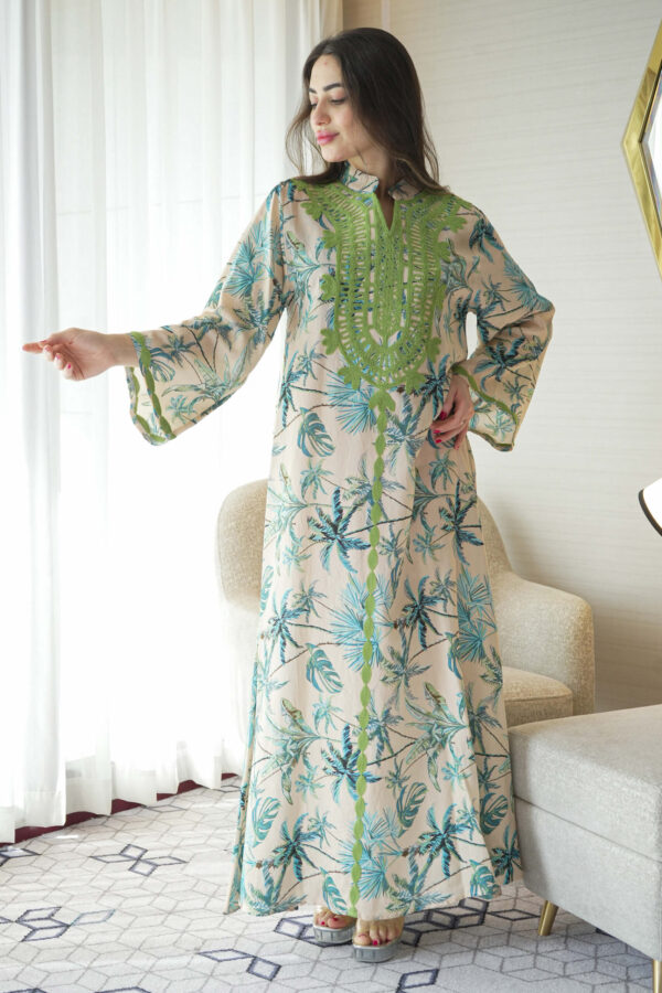 ⁦جلابيه لياقة تيفاني مزينه بشريط من حلق و اكمام⁩ - الصورة ⁦4⁩